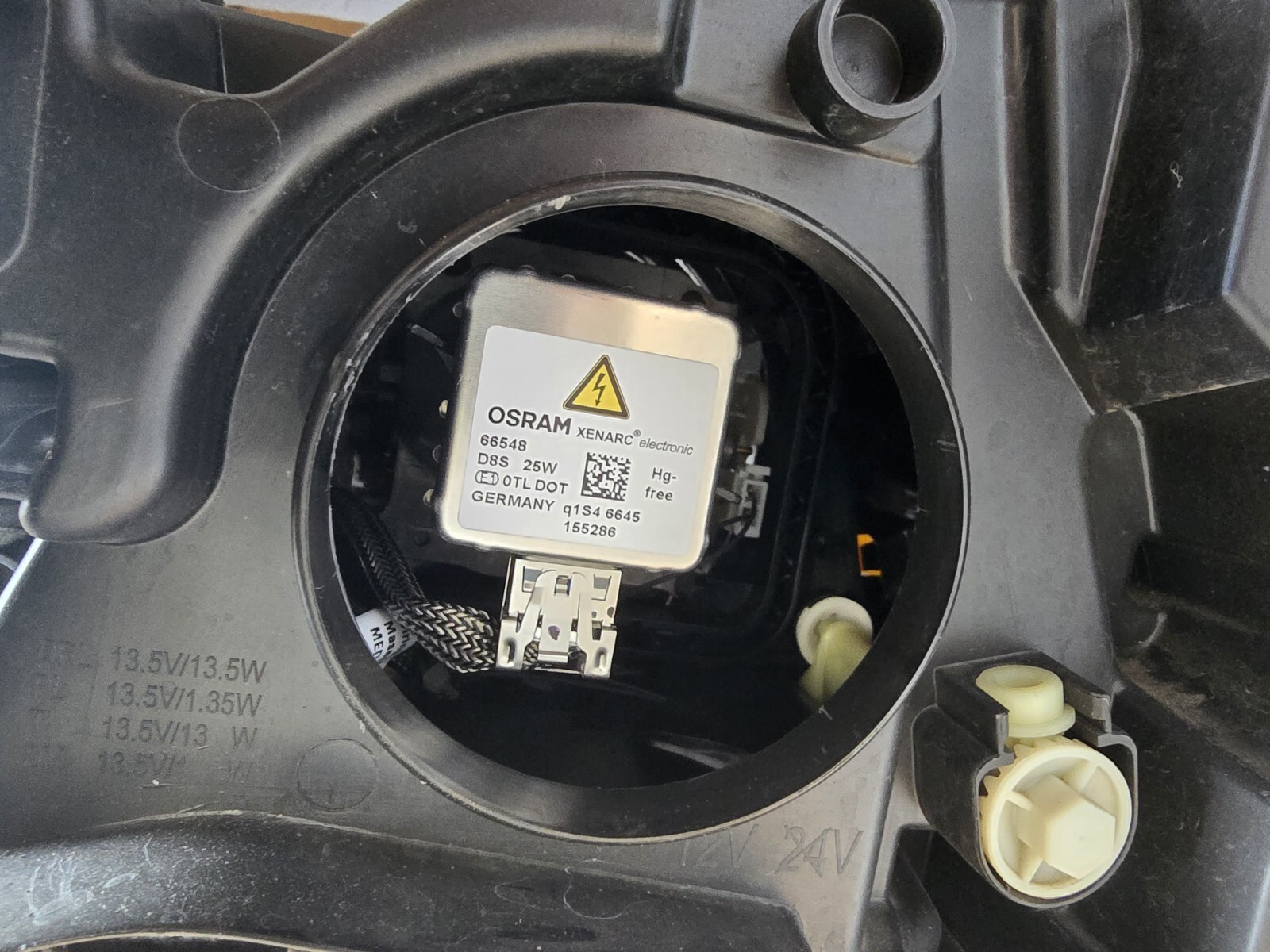  Maserati Levante Right Headlight complere and Fully Functional bulb included 