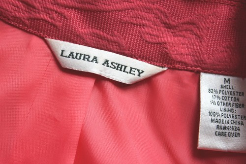 Linda Chaqueta Recortada de Coral LAURA ASHLEY Talla M Bolsillos Textura Floral Mangas 3/4 NUEVA - Imagen 4 de 4