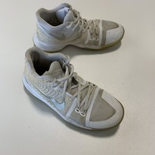 Nike Boys Kyrie 3 859466-103 White Basketball Shoes Sneakers Sz 5.5Y