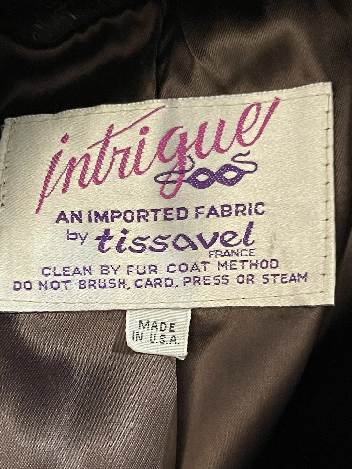 Abrigo de piel sintética negro de tela de lujo Intrigue para mujer de colección talla grande 12 Foto 3 de 4