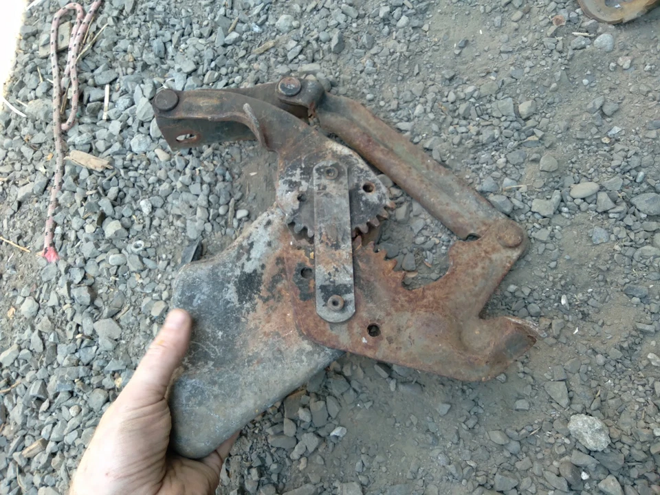 Chevy 1955-57 camioneta capó bisagra GM lado izquierdo Foto 2 de 2