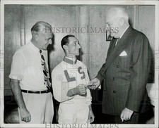 1950 Press Photo Dick Connell watches Eddie Arcaro get license from Fred Harris