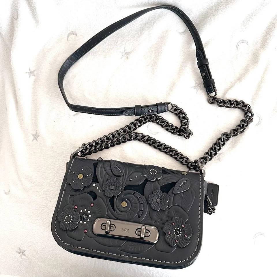 Bandolera COACH Swagger Tea Rose usada, cuero negro, Japón. Foto 2 de 4