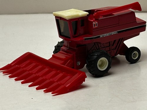 Ertl 1/64 Scale International Combine - Picture 2 of 14