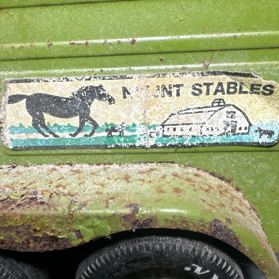 Vintage NYLINT STABLES Horse Trailer Green & Yellow Pressed Steel Rusted - Image 2 of 4