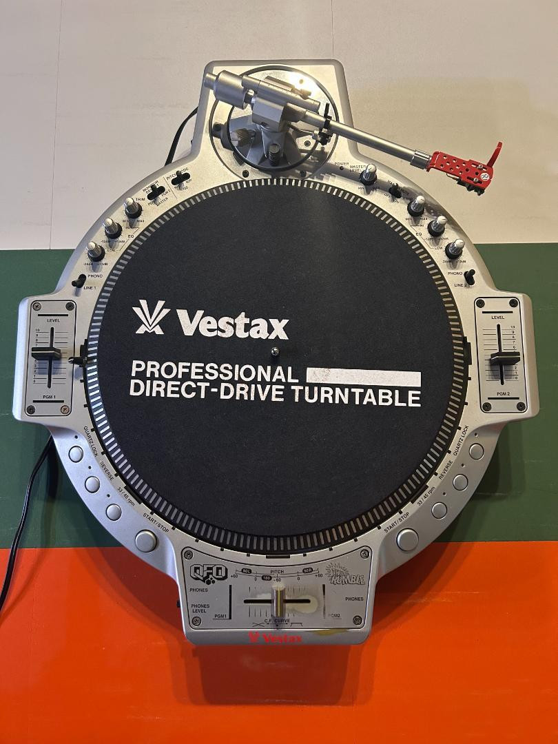 TBT to the innovative Vestax QFO, released in 2004! This turntable