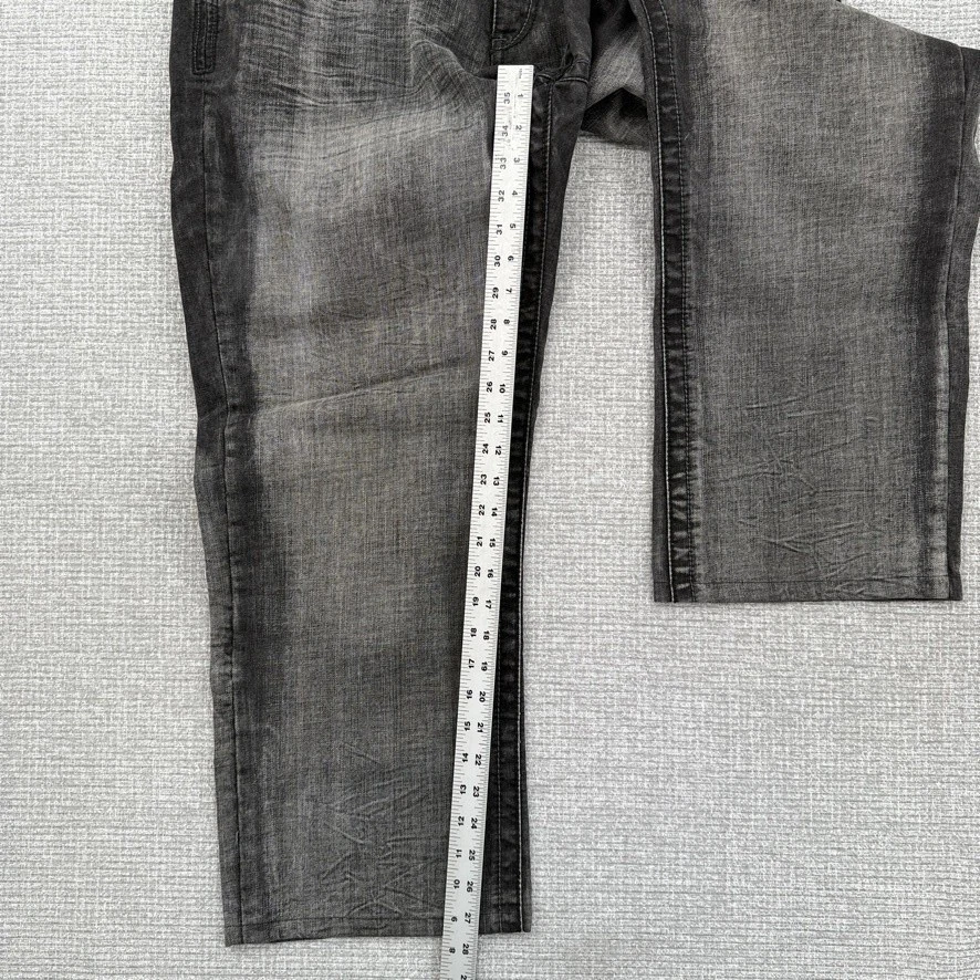 Jeans masculino Akademiks ASAP 38 preto cinza perna reta denim braços pequenos patrulha - Imagem 4 de 4