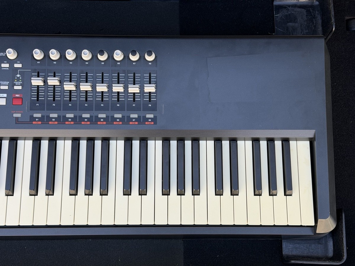Akai MPK88 Professional 88-key USB/MIDI Hammer-Action Controller