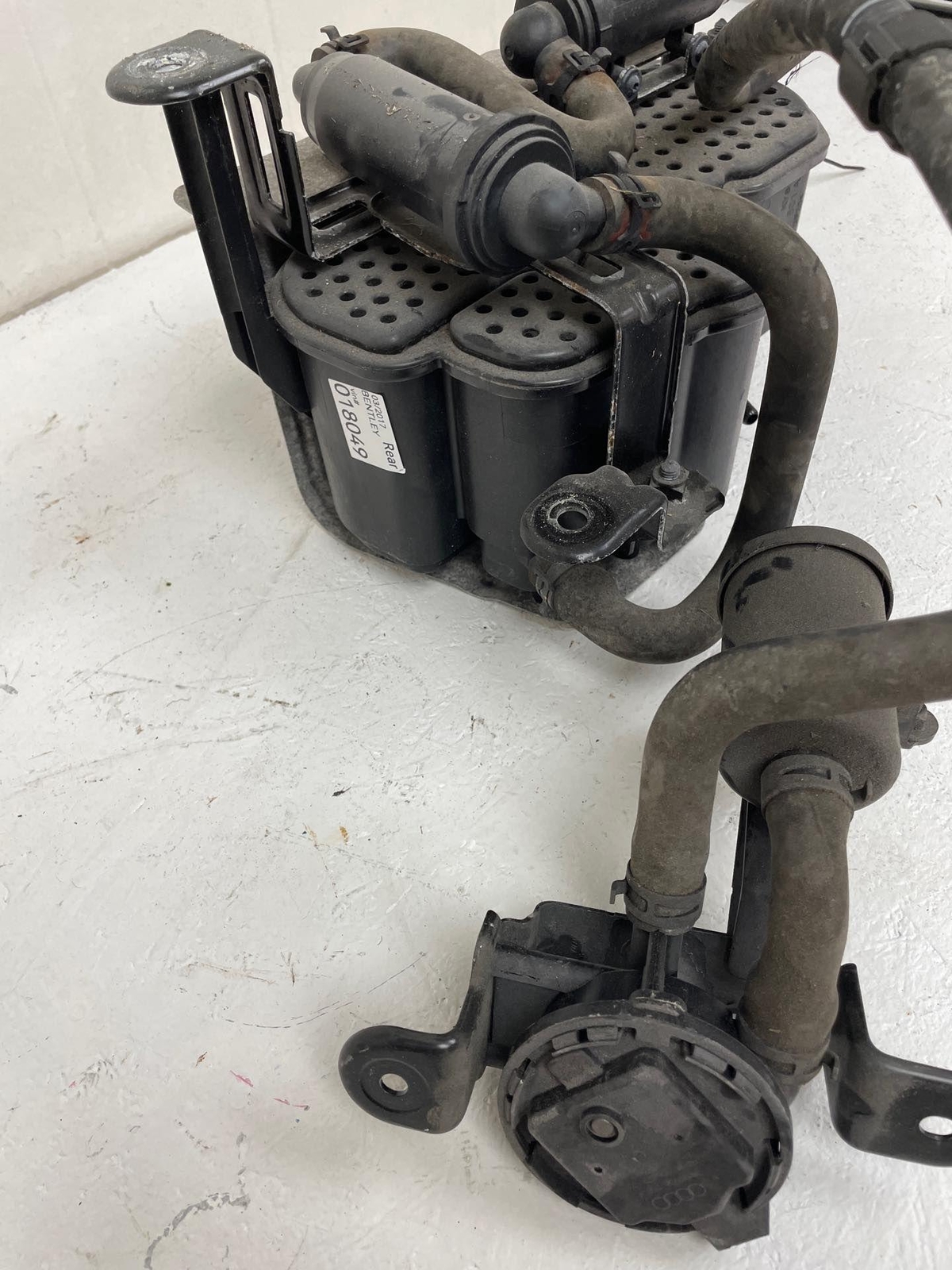 2016-2020 BENTLEY BENTAYGA CHARCOAL EVAPORATOR CANISTER EMISSION CONTROL *28K*