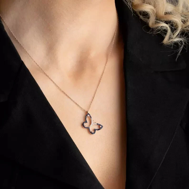 Collar colgante mariposa zafiro simulado redondo de 1,25 quilates chapado en oro rosa de 14 k Foto 2 de 4