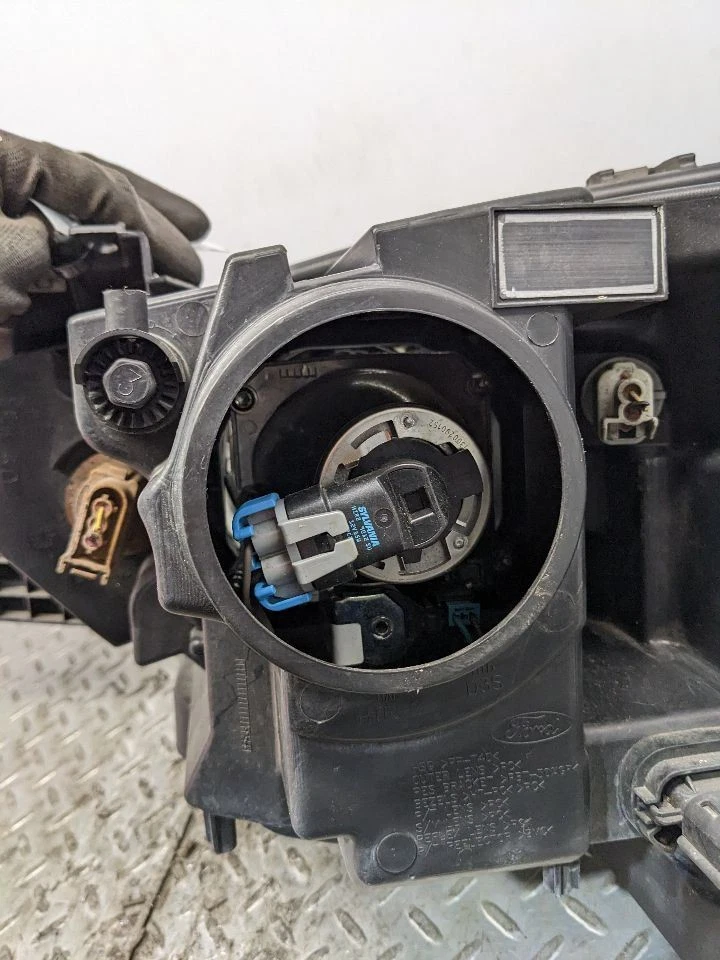 Passenger Headlight Limited Halogen Fits 15-19 TAURUS 1138266 - Image 4 of 4