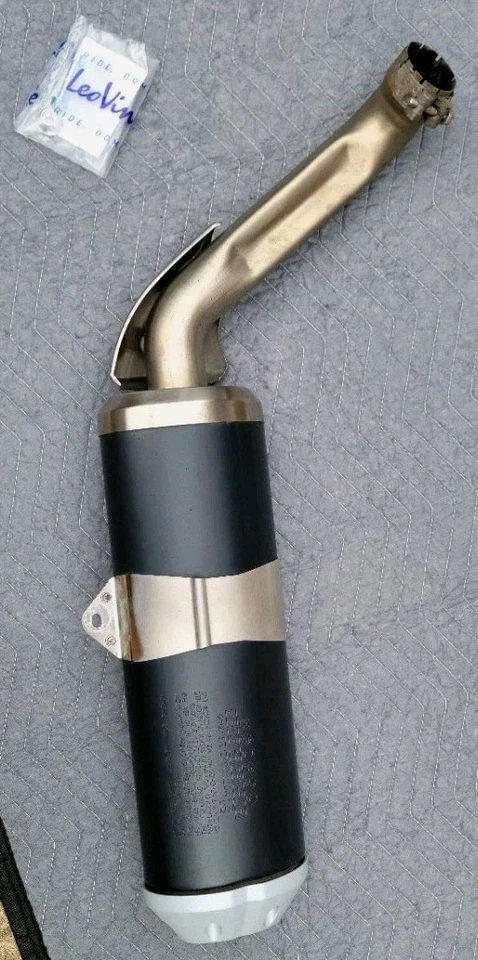 Silenciador de escape para motocicleta Moto Guzzi V85tt 2022 tubo OEM con abrazadera USADO LeoVince Foto 3 de 4