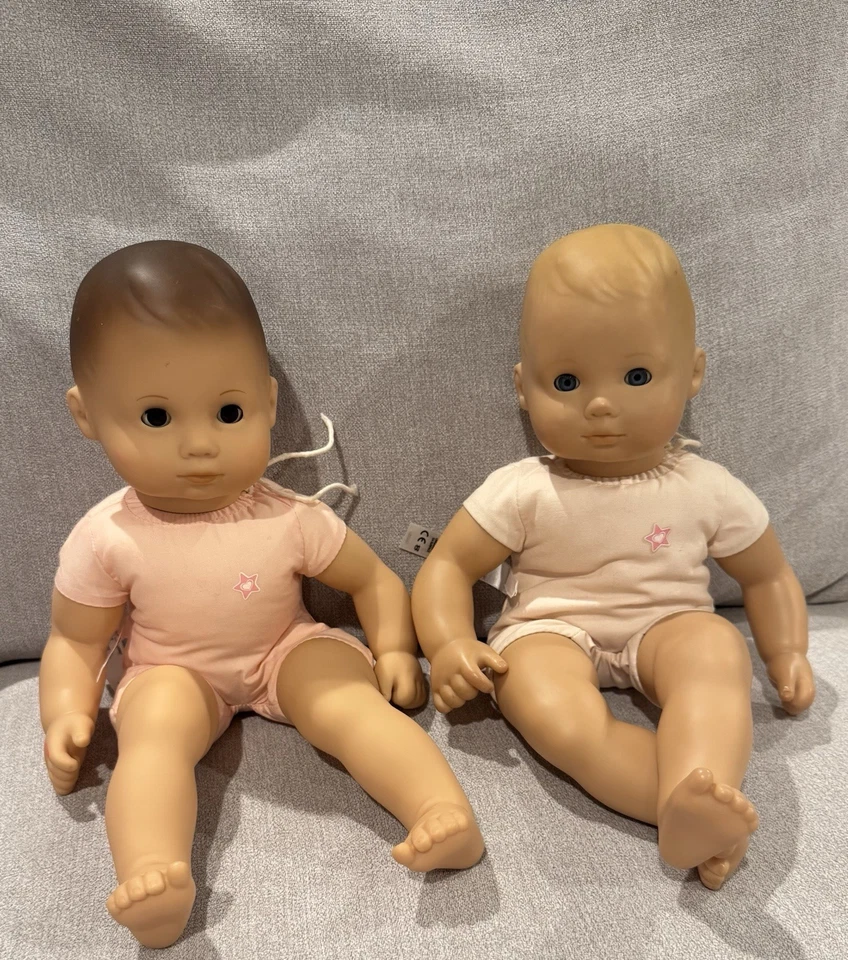 Lote American Girl Bitty Baby - 2 muñecas, ropa, accesorios, bolso y portabebés Foto 2 de 4