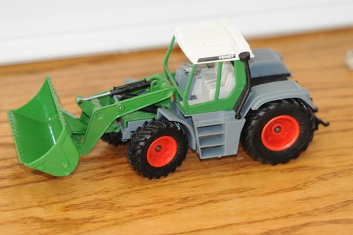 Siku 1:32 Fendt 4WD Farm Toy Tractor With Front Loader Diecast Agriculture Vehi - Picture 4 of 16