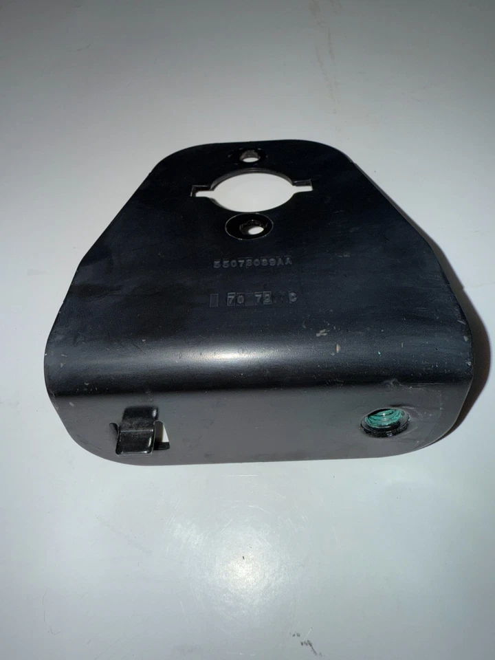 Soporte de lámpara de luz trasera derecha o izquierda para cabina y chasis Dodge Ram 5500 2012-2018 OEM Foto 3 de 4