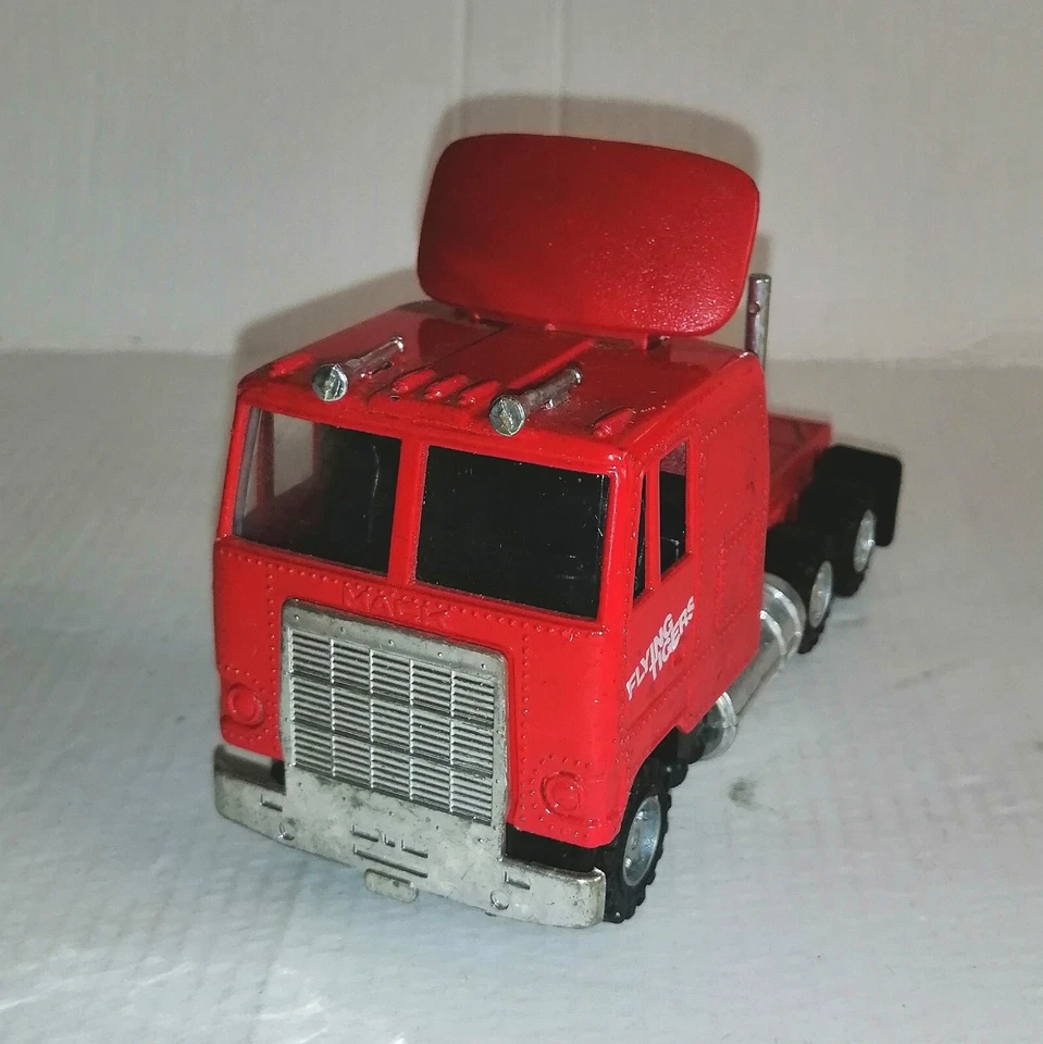 MACK CRUISE LINER 1/45 CAMION A RIMORCHIO FLYING TIGERS MADE IN MACAU A TRAZIONE - Immagine 4 di 4