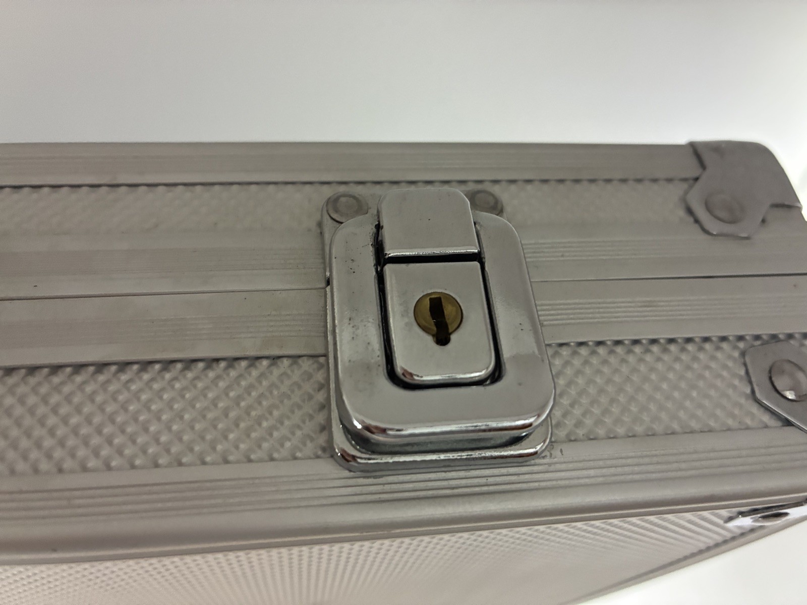 METAL CASED CARD PLAYING POKER GAMES SET - CHIPS AND CARDS