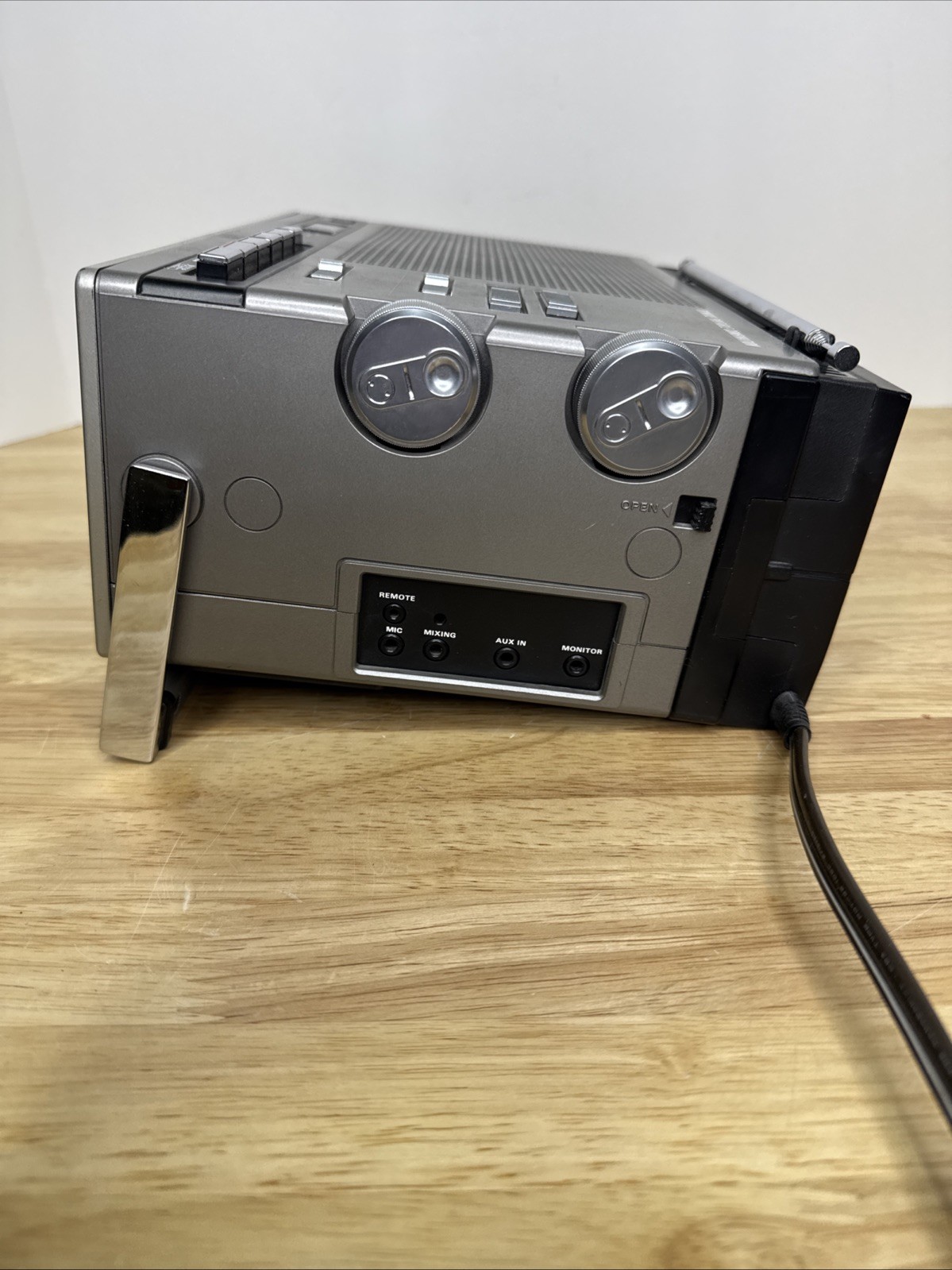 Hitachi K-2400 Vintage Trimode Portable TV/Cassette/Radio. Tested &Working