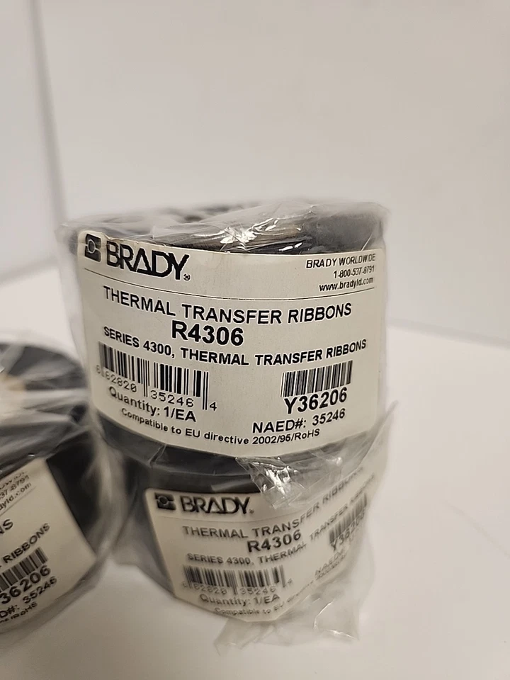 Paquete de 3 cintas para impresora de transferencia térmica BRADY R4306. Foto 3 de 3