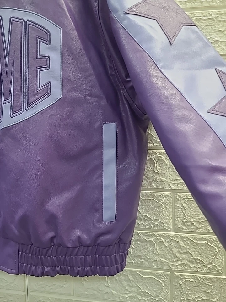 Nueva Chaqueta Universitaria BooHoo Hombre Boxy Hombre Insignia PU Cuello Púrpura Talla Pequeña Foto 3 de 4