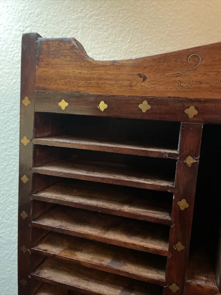 Vitrina de almacenamiento de madera estante de coleccionista incrustación flores de latón 30 estantes de colección años 70 Foto 3 de 4