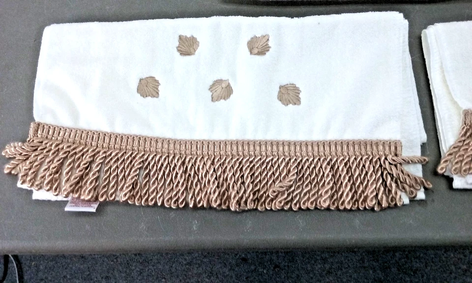 Avanti 3 Towel Set with Bath Towel, 2 Hand Towels & Gold Twist Fringe Tassels - Image 3 of 4