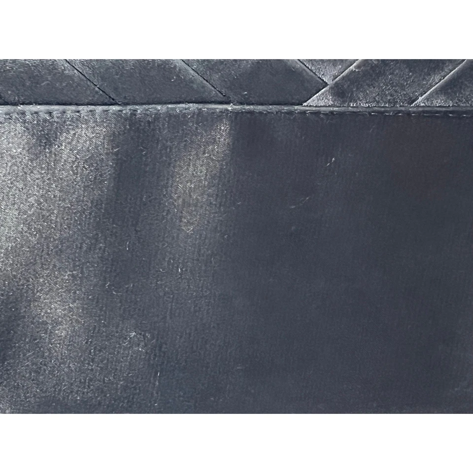 Bolso sin asas formal de satén Aldo negro plisado con cadena plateada Foto 4 de 4