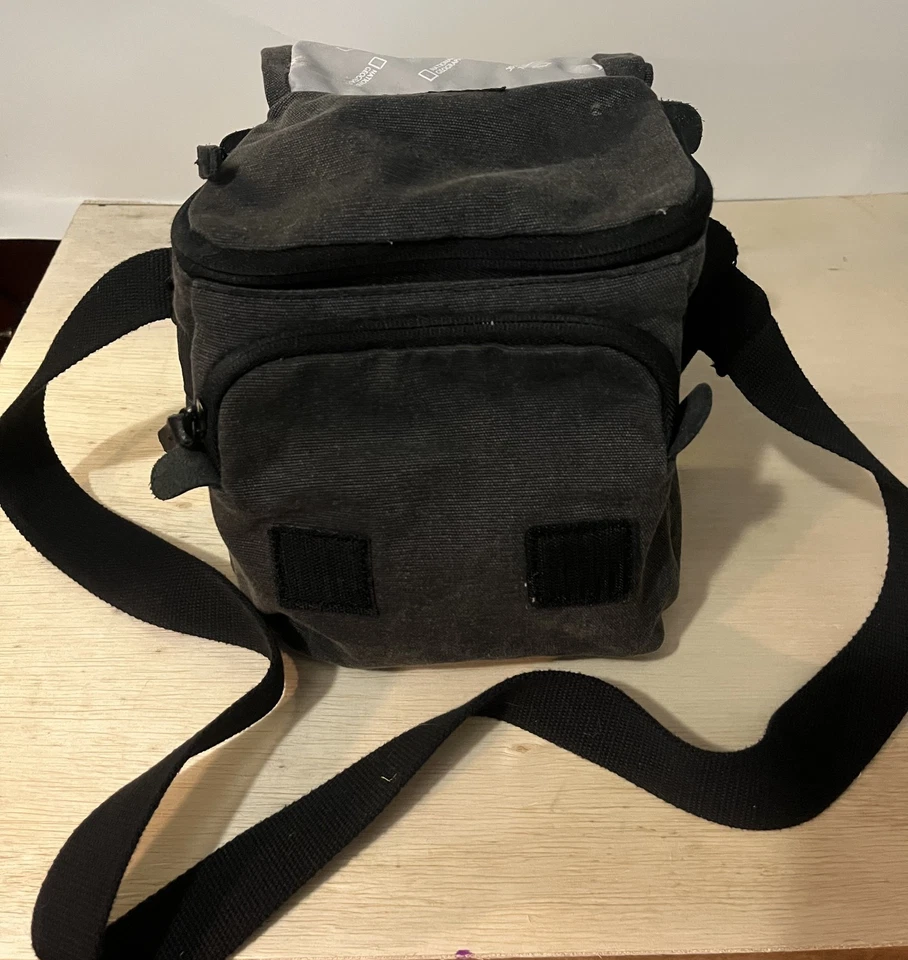 Bolsa para cámara National Geographic gris medio con bolsillos externos NG W2025 Foto 2 de 3
