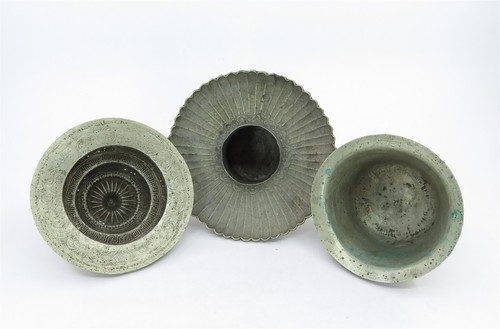 Antiguo soporte para taza de metal chino tibetano en relieve, cubierta y remate de 7" de alto x 4,5" de diámetro - Imagen 3 de 12