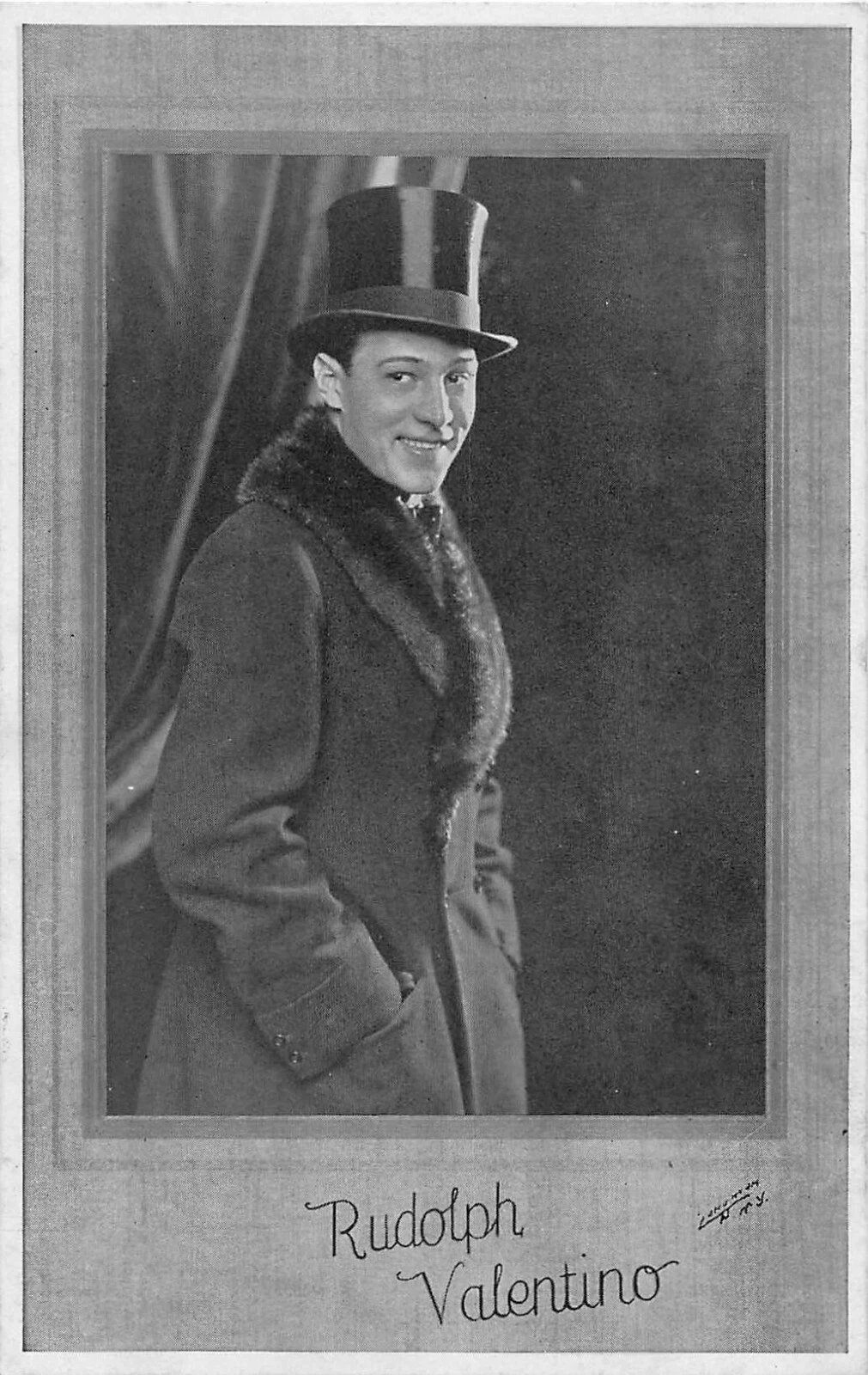 Cappotto e cappello top Rodolfo Valentino in pelliccia vintage cartolina attore film silenzioso