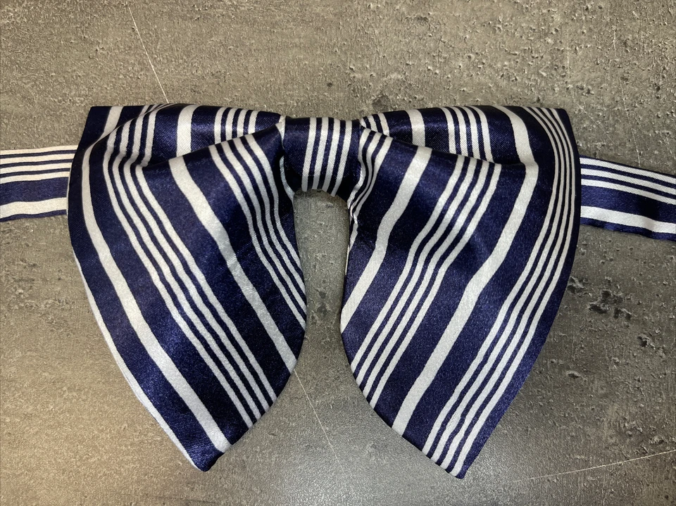 Pajarita hecha a mano de gran tamaño azul marino satinado a rayas estilo vintage años 70 boda graduación Foto 2 de 3