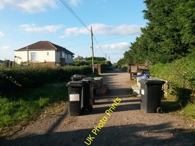 Foto 6x4 Throop: Barrikade auf halbem Weg entlang der Yeomans Road Holdenhurst Yeomans c2016
