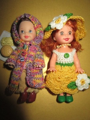 B2165) ZWEI RARE ORIGINALE BARBIE SHELLYS MATTEL IN FEINER HÄKEL-KLEIDUNG+SCHUHE