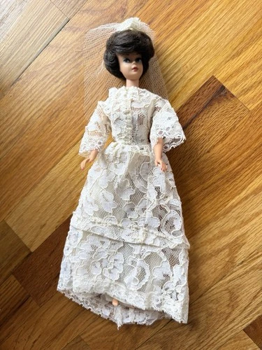 Vintage 1962 Mattel Midge Barbie Doll Bubble Cut Brunette W/Wedding Dress