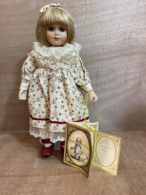 英国製Alberon Collector's Porcelain Doll Alberon collector's porcelain doll - 'Alice'. Model 456. Height 39cm.