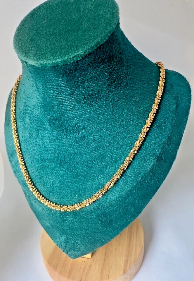 Cadena trenzada de acero inoxidable chapada en oro para mujer sin deslustre e impermeable Foto 4 de 4