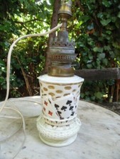 ANCIENNE LAMPE A PÉTROLE BLANCHE DECOR JEU DE CARTES / JOUEURS / BISTROT