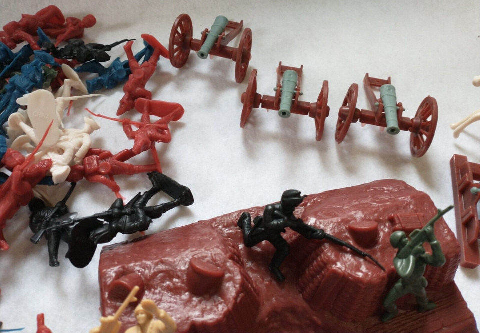 Lot of Toy Plastic Soldiers And Accessories American Revolution ...