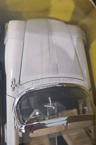 1960 CHRYSLER 300 F Deluxe Edition CONVERTIBLE WHITE NEW IN BOX 1:18. - Picture 8 of 10