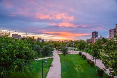 Wandbild: Ein heller Sonnenuntergang im Park von Turia vor dem Regen. [...]