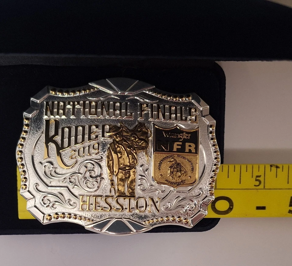 Hebilla de cinturón Hesston 2019 Wrangler NFR Montana Silversmiths Limited Collectors Foto 4 de 4