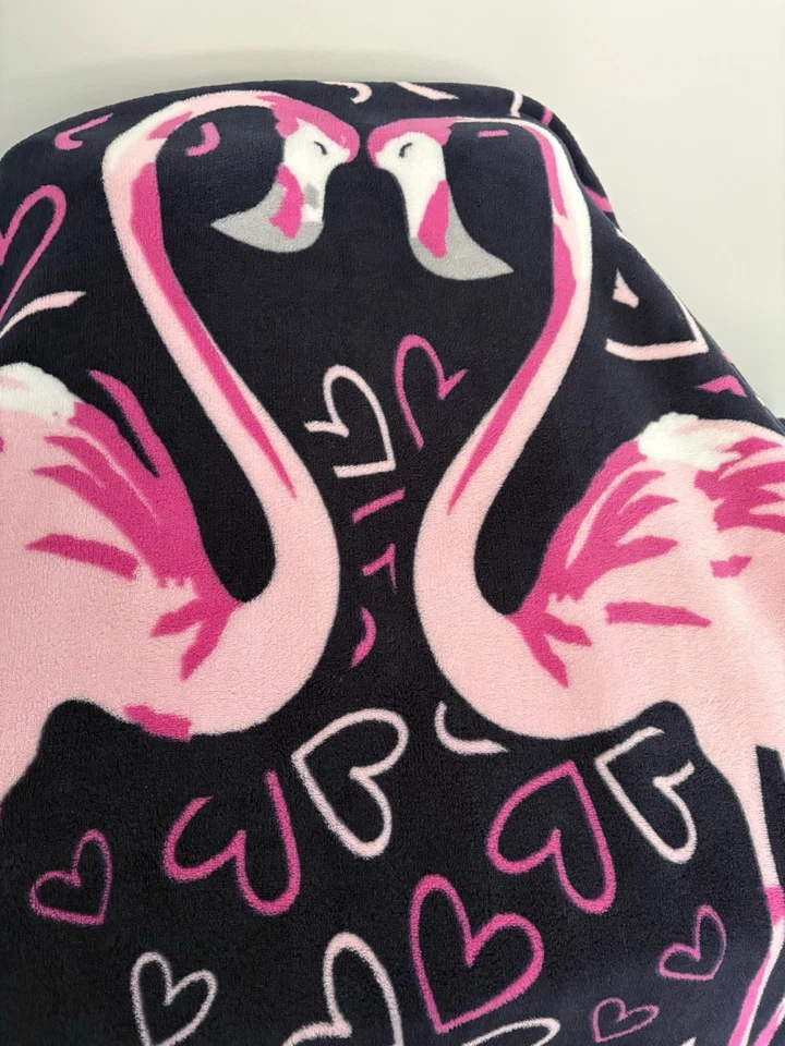 Cobertor de pelúcia Vera Bradley FLIRTY FLAMINGOS🦩Corações marinhos/rosa 50 x 80 - Imagem 2 de 4
