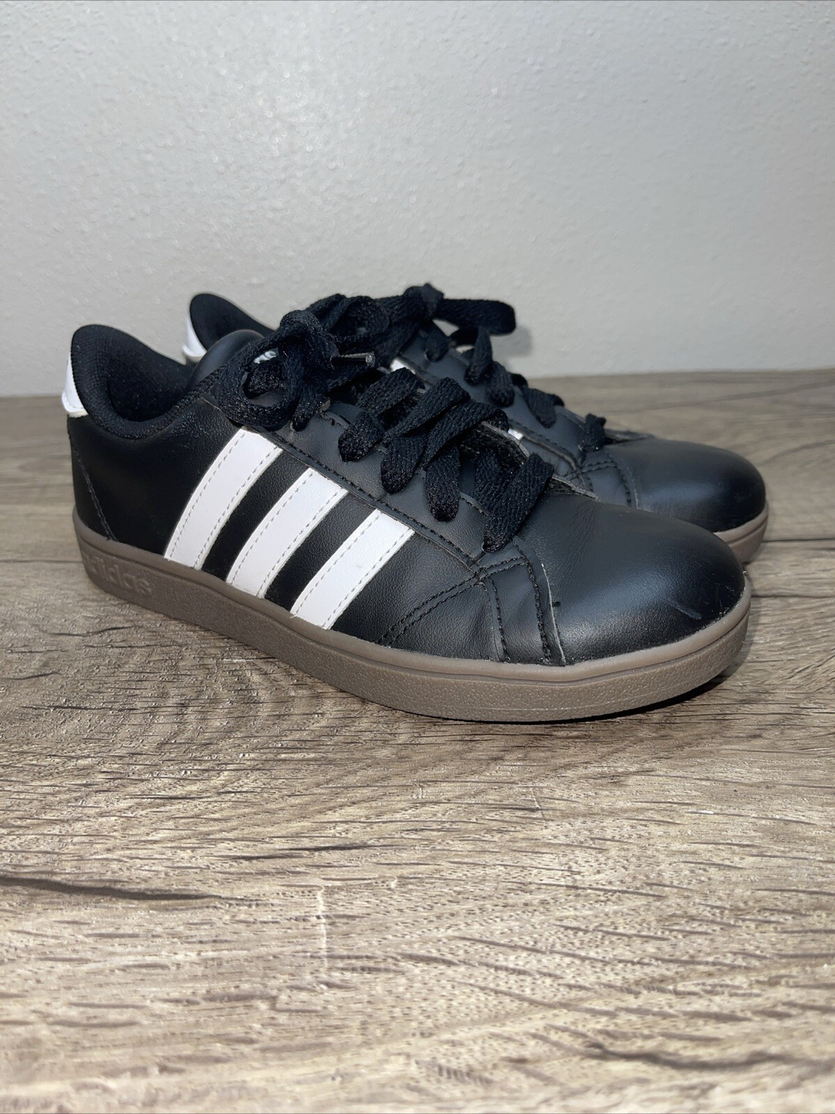 Adidas Boys US 1 Kids Baseline Sneaker B43874 Black & White Gum Sole Shoes Adidas Boys US 1 Kids Baseline Sneaker B43874 Black & White Gum Sole Shoes