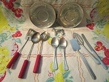 VINTAGE KITCHEN TOY LOT: HEY DIDDLE DIDDLE PLATES- UTENSILS- DOG COOKIE CUTTER