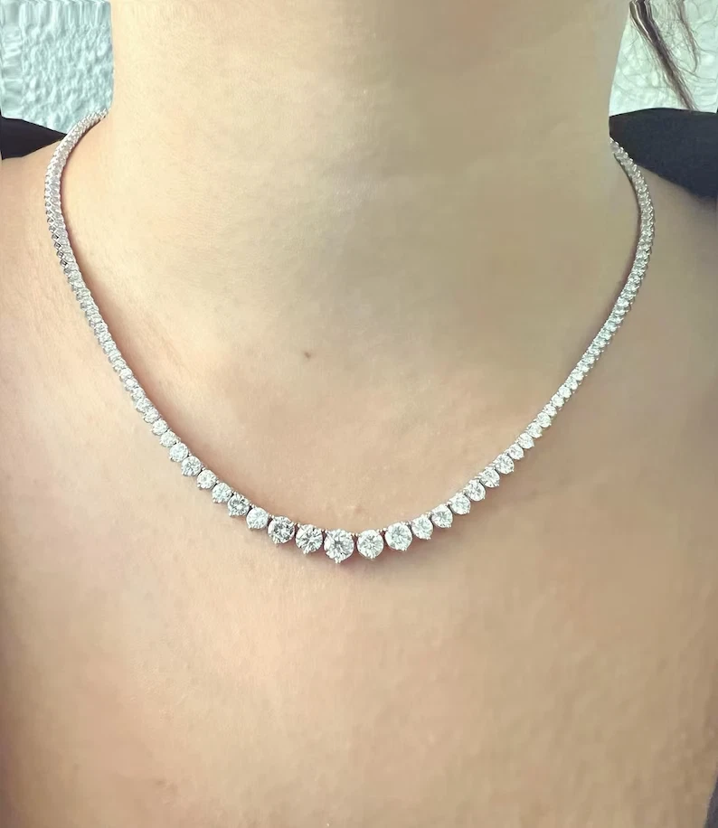 Collar de tenis de diamantes naturales graduados de 7,50 quilates con certificación IGI en oro blanco de 14 k Foto 2 de 4