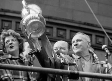 Football Bill Shankly Shows Fa Cup To People After Winning 1974 OLD PHOTO
