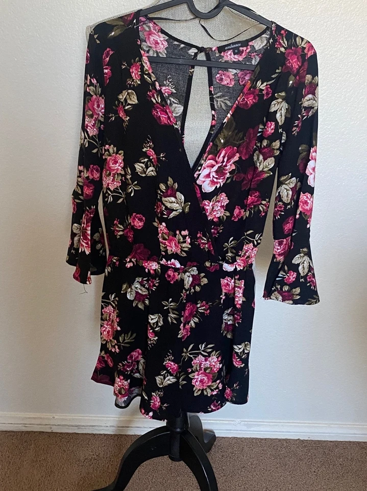 Ambiance Apparel Women’s Size M, Floral bell sleeve V neck open back Romper - Image 4 of 4