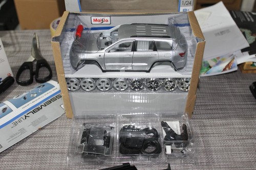 Jeep Grand Cherokee Laredo Maisto model kit Assembly Line 1:24 In scatola - Foto 4 di 8