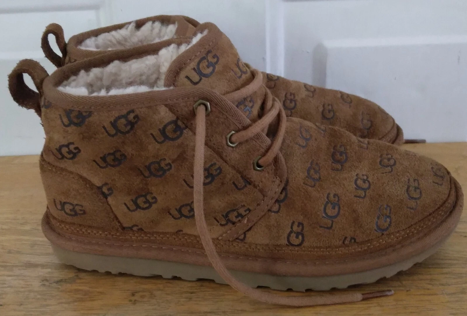 Mini Stivaletti Ugg Neumel 1127851 Logo in rilievo castagno. Taglia 7