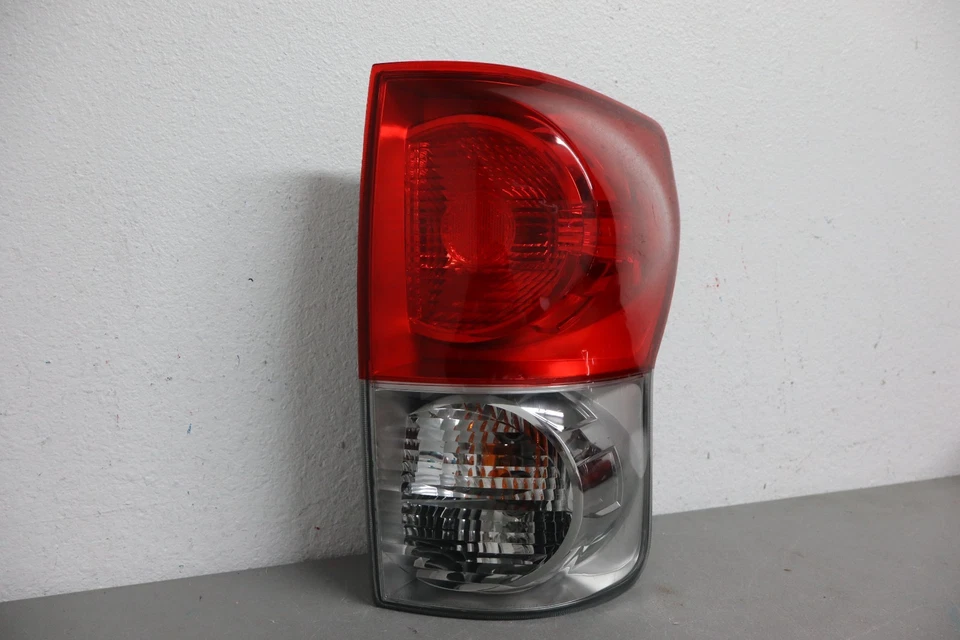 Lanterna traseira lateral direita TOYOTA TUNDRA 2007 2009 FABRICANTE DE EQUIPAMENTO ORIGINAL - Imagem 2 de 4